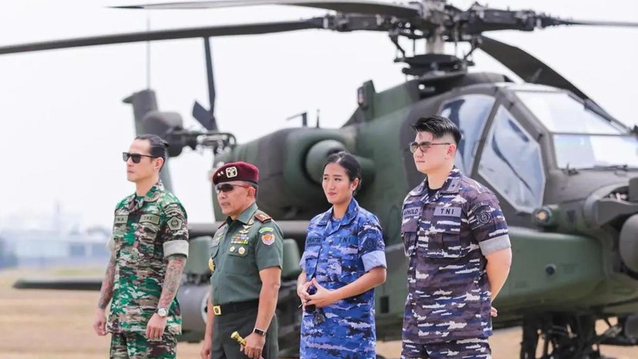 Pakai Seragam TNI, 7 Foto Renatta Moeloek Yang Terlihat Gagah dan Bikin Pangling!