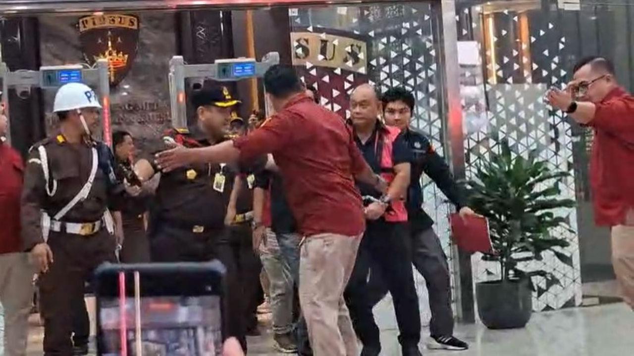 Penampakan Dadan Hindayana, Lodewyk Pusung dan Sony Sanjaya Pakai Rompi Tersangka, Keluar dari Kejagung Diborgol