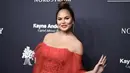 Aktris Chrissy Teigen berpose saat menghadiri Gala Baby2Baby ke-6  di 3Labs, di Culver City, California  (11/11). (Photo by Richard Shotwell/Invision/AP)