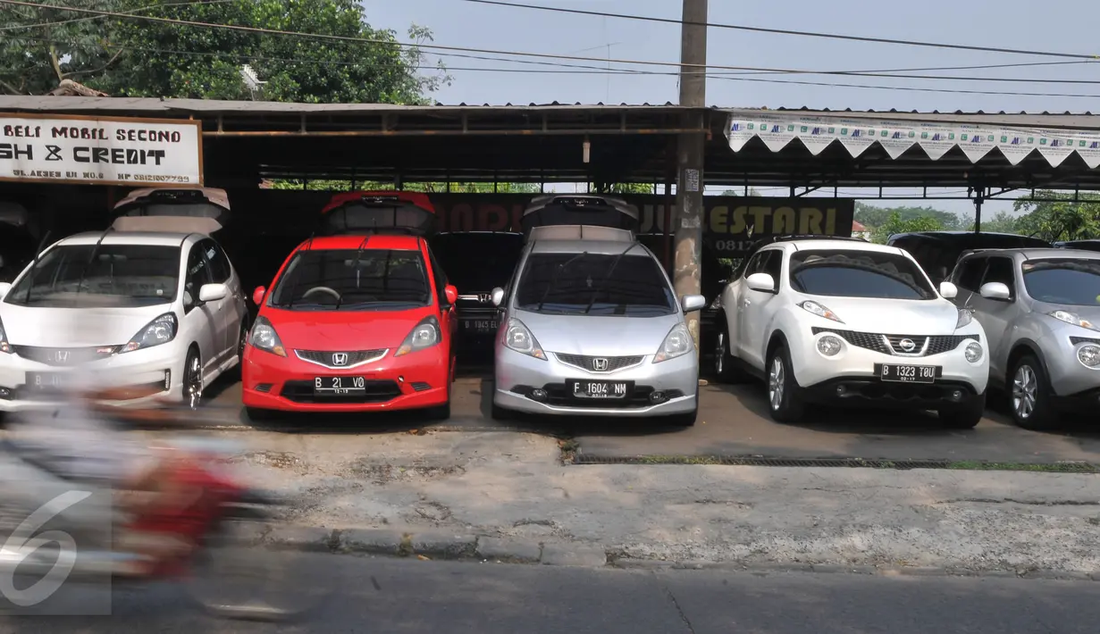 Sejumlah mobil terparkir di depan showroom penjualan mobil bekas di kawasan Depok, Rabu (1/7/2015). Menjelang Lebaran, tingkat penjualan mobil bekas hanya meningkat sekitar 10-15%. (Liputan6.com/Herman Zakharia)