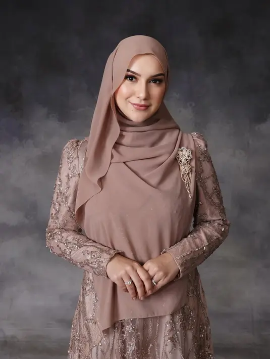 Sementara itu, Irish Bella juga dipulas dengan makeup bergaya soft glam yang nampak lebih nyata [@aldiphotoofficial]