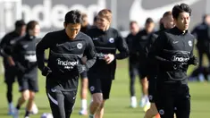 Para pemain Eintracht Frankfurt menghadiri sesi latihan jelang menghadapi Napoli pada pertandingan sepak bola babak 16 besar Liga Champions di Frankfurt, Jerman, 20 Februari 2022. Eintracht Frankfurt akan menghadapi Napoli di Waldstadion atau Deutsche Bank Park pada 22 Februari 2023 pukul 03.00 WIB. (Daniel ROLAND/AFP)