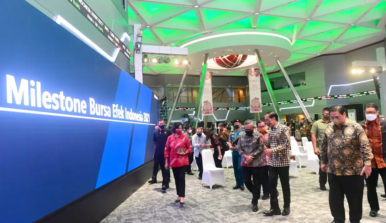 Presiden Joko Widodo menghadiri Pembukaan Perdagangan BEI 2022 di gedung BEI, Jakarta, Senin (3/1/2022). Dalam sambutannya, Presiden mengatakan, secara nasional vaksinasi COVID-19 telah mencapai 70 persen dosis pertama dan 50 persen dosis kedua. (Foto: Muchlis Jr-Biro Pers Sekretariat Presiden)
