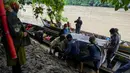 Foto yang diambil pada 20 Juni 2020 memperlihatkan petugas Balai Konservasi Sumber Daya Alam (BKSDA) Aceh memindahkan kerangkeng berisi Harimau Sumatra liar sebelum proses pelepasliaran di kawasan Taman Nasional Gunung Leuser (TNGL), Aceh. (CHAIDEER MAHYUDDIN / AFP)
