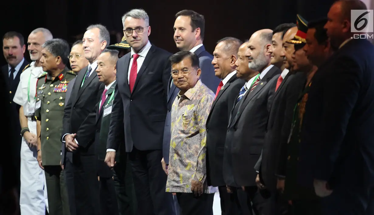 Wakil Presiden Jusuf Kalla didampingi Menteri Pertahanan Ryamizard Ryacudu saat menghadiri pembukaan pameran Indo Defence 2018 di JiExpo and Forum, di Kemayoran, Jakarta Rabu (7/11). (Merdeka.com/Imam Buhori)