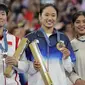 Pebulu tangkis tunggal putri China, He Bing Jiao (kiri) berfoto bersama dengan pebulu tangkis Korea Selatan, An Se-young dan pebulu tangkis Indonesia, Gregoria Mariska Tunjung di atas podium Olimpiade Paris 2024 setelah laga final yang berlangsung di Porte de la Chapelle Arena, Paris, Prancis, Senin (05/08/2024). (AP Photo/Kin Cheung)