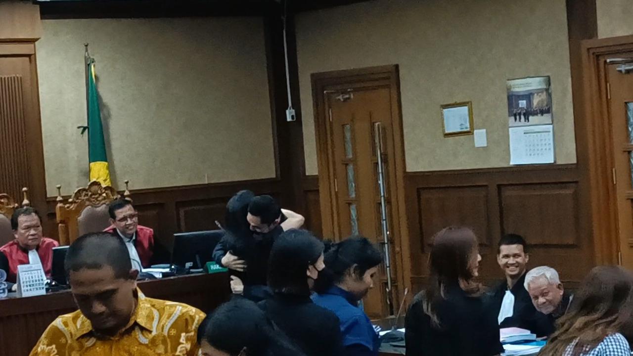 Dekapan Rindu Sandra Dewi-Harvey Moeis di Ruang Sidang PN Tipikor Bikin Hakim Senyum-Senyum