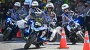 Para personel Polri memamerkan beragam kemampuan baik individu maupun kelompok termasuk peragaan bela diri, tarian tradisional Aceh, safety riding oleh Ditlantas Polda Aceh, defile pasukan, serta pameran alat material khusus (almatsus) kepolisian. (CHAIDEER MAHYUDDIN/AFP)