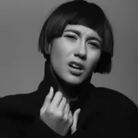 Kali ini Pevita Pearce mencoba penampilan baru, rambut pendek. (Instagram @pevpearce)