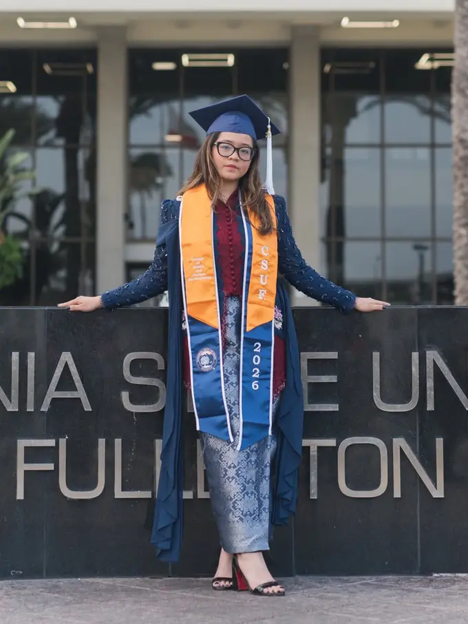 Cinta Kuya saat Wisuda di California State University, Fullerton. [@astridkuya]