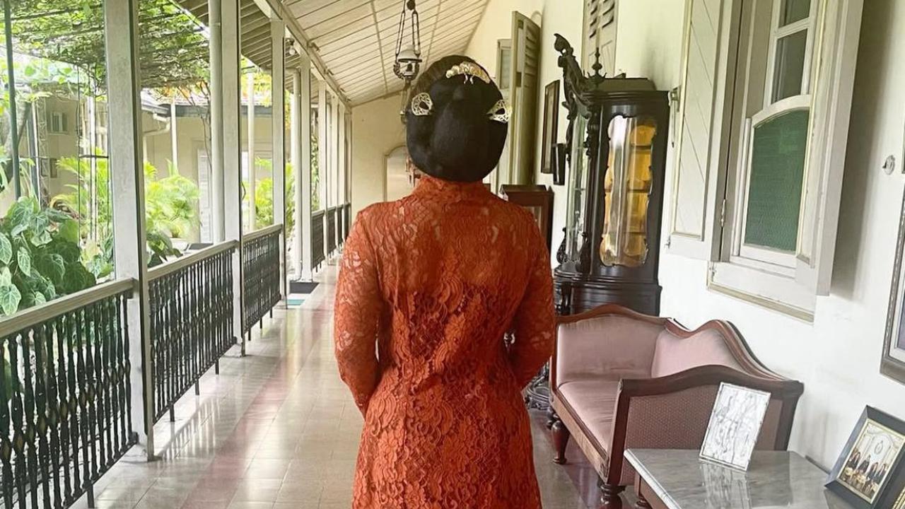 5 Potret Sherina Munaf Pakai Kebaya Hadiri Jumenengan Mangkunegara X, Makna di Balik Kehadirannya