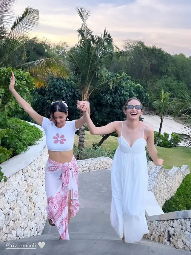 Enzy Storia Liburan di Bali