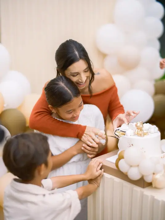 Jennifer Bachdim pun menjelma menjadi mama bumi di momen baby shower tersebut [instagram/namasaweddings]