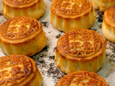 Kue bulan dengan kata-kata China 'Tanpa Penarikan, Tanpa Pembubaran' ditempatkan di atas meja di toko roti Wah Yee Tang di Hong Kong, 9 Agustus 2019. Toko roti ini menawarkan kue bulan dengan pesan khusus menanggapi bentrokan aktivis demokrasi dengan aparat Hong Kong. (AP Photo/Kin Cheung)