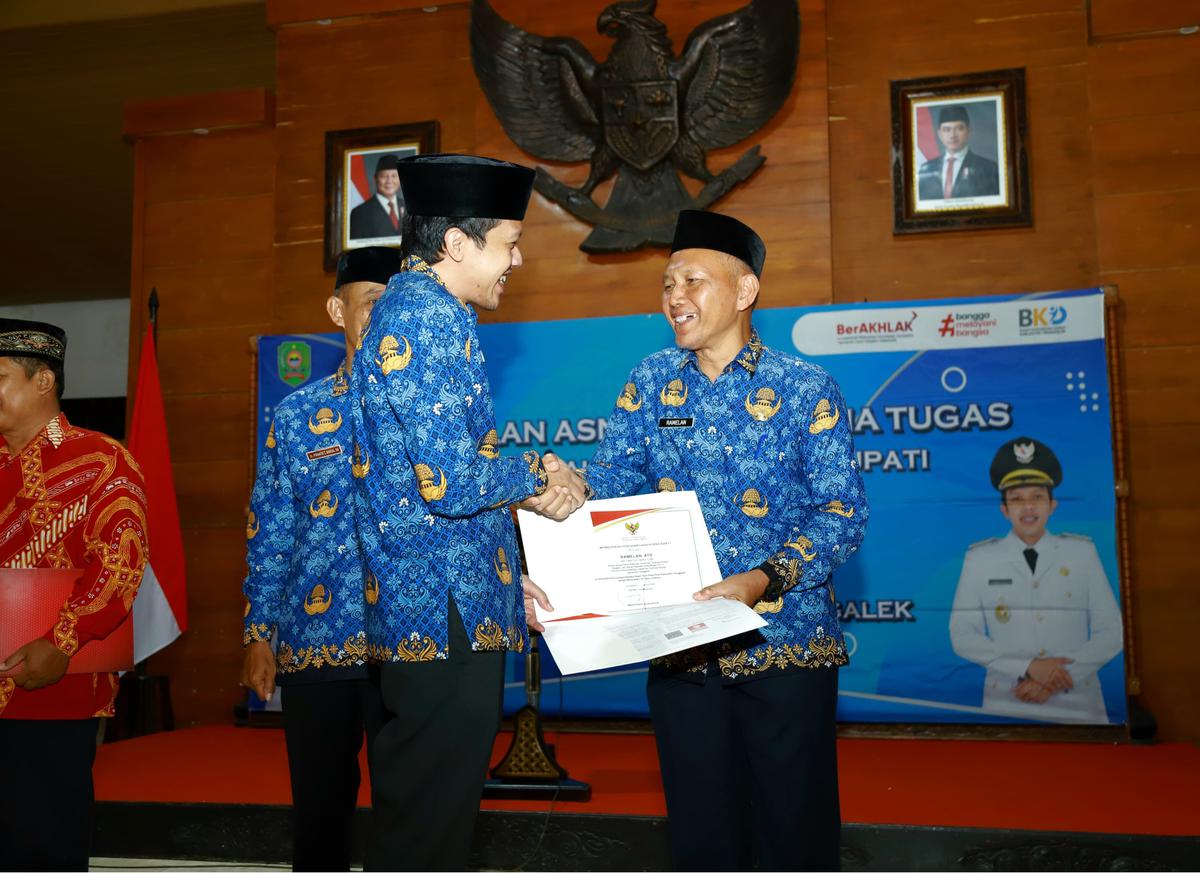 Wabup Trenggalek Serahkan SK Pensiun 84 ASN
