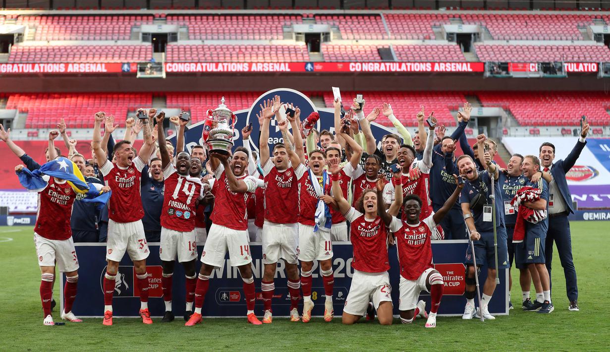 Selebrasi pemain Arsenal setelah mengalahkan Chelsea dan keluar sebagai juara FA Cup 2019/2020.  Arsenal menjadi klub di liga Inggris dengan raihan trofi Piala FA terbanyak. 14 trofi Piala FA terkumpul dilemari Arsenal yang mereka dapatkan pertama kali pada musim 1929/30. (AFP/Pool/Catherine Ivill)