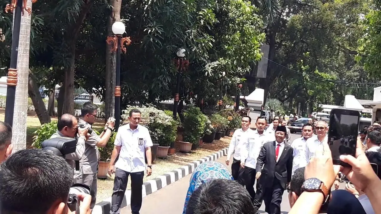Menteri Koordinator Politik Hukum dan HAM (Menko Polhukam) Mahfud Md, disambut pegawai Kemenkopolhukam. (Liputan6.com/Muhammad Radityo Priyasmoro)