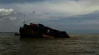 2 Kapal Malaysia Kandas, Puluhan Kontainer Tercebur ke Laut