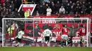 Striker Liverpool, Mohamed Salah (kiri) mencetak gol penyeimbang 2-2 ke gawang Manchester United lewat eksekusi penalti pada laga pekan ke-32 Premier League 2023/2024 di Old Trafford Stadium, Manchester, Minggu (7/4/2024). (AP Photo/Dave Thompson)