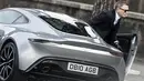 Salah satu adegan film yang menunjukan Daniel Craig keluar dari mobil mewah identik dengan agen rahasia. (Bintang/EPA)