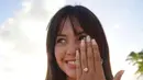 Kini Aurelie Moeremans sudah punya calon suami. Jari manisnya dihiasi cincin berlian pemberian Tyler Bigenho. (Liputan6.com/IG/@aurelie)