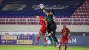 Ancaman pertama laga ini baru lahir pada menit ke-15 dari Persija. Umpan silang yang dikirim Marco Motta dari sayap kanan disundul oleh Simic tapi masih mampu ditangkap kiper Andhika Ramadhani. (Bola.com/Bagaskara Lazuardi)