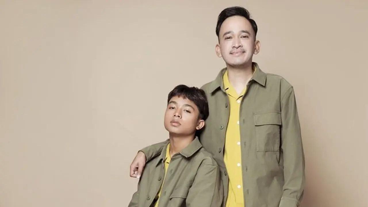 7 Gaya Pemotretan Ruben Onsu dan Betrand Peto, Disebut Makin Mirip