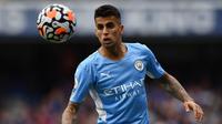 Bek kiri Manchester City, Joao Cancelo bisa dibilang sebagai bek paling berani di fase grup Liga Champions. Ia mampu melakukan pressing dan tak membiarkan lawan untuk melewatinya. Hebatnya lagi, Cancelo mampu mencetak 2 gol dan 3 assist dalam 5 pertandingannya. (AFP/Ben Stansall)