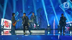 Penampilan grup band Armada saat konser Pesta Perak 25 Indosiar di Jakarta, Minggu (12/1/2020). Konser Pesta Perak 25 Indosiar menghadirkan deretan musisi kenamaan Tanah Air. (Liputan6.com/Herman Zakharia)