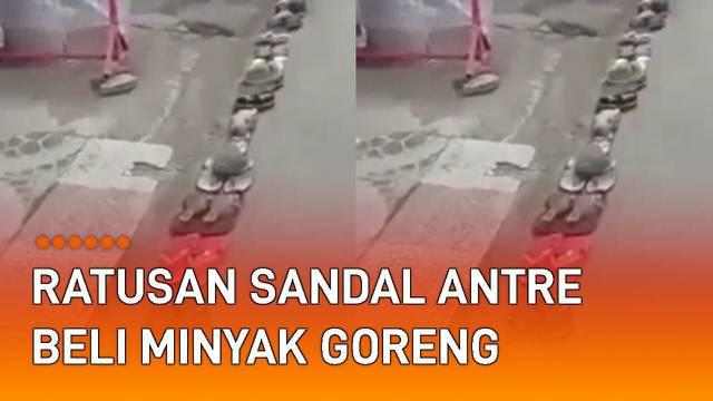 Kelangkaan minyak goreng murah membuat warga rela berdesakan saat membeli. Namun yang terjadi di Pemalang, Jawa Tengah berikut cukup solutif. Menghindari berdesakan, ratusan warga memilih memasang sandal sebagai antrean.