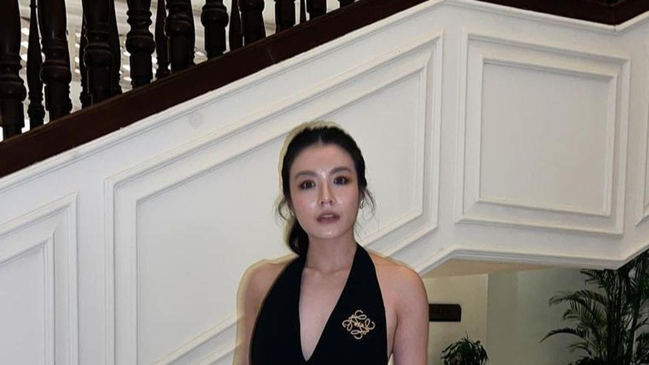 Dokter cantik ini juga mahir bermain biola. Ia kerap bermain biola di acara kebaktian Gereja.