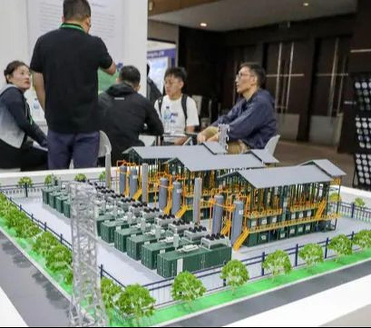 Pengunjung mencari informasi tentang produk yang ditampilkan dalam pameran Indonesia Energy and Engineering (IEE) Energy Week Series 2024 di JIExpo Kemayoran, Jakarta, Jumat (30/8/2024). Pameran tersebut menampilkan berbagai inovasi produk bidang kelistri