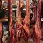 Sejumlah daging sapi yang siap dijual di Pasar Senen, Jakarta, Jumat (5/8). Pemerintah mencabut ketentuan kewajiban importir daging untuk menyerap daging lokal sebanyak tiga persen dari total kuota impor yang diperoleh. (Liputan6.com/Angga Yuniar)