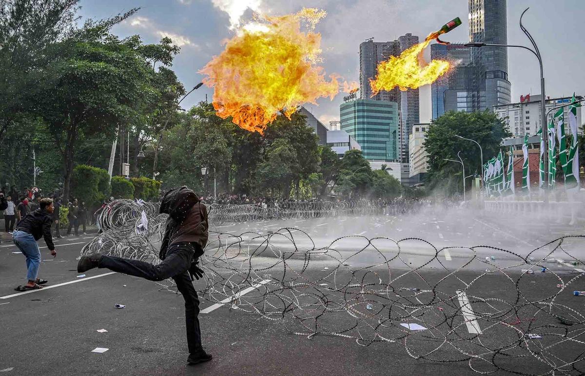 FOTO: Tolak UU TNI, Mahasiswa Lempar Bom Molotov ke Polisi