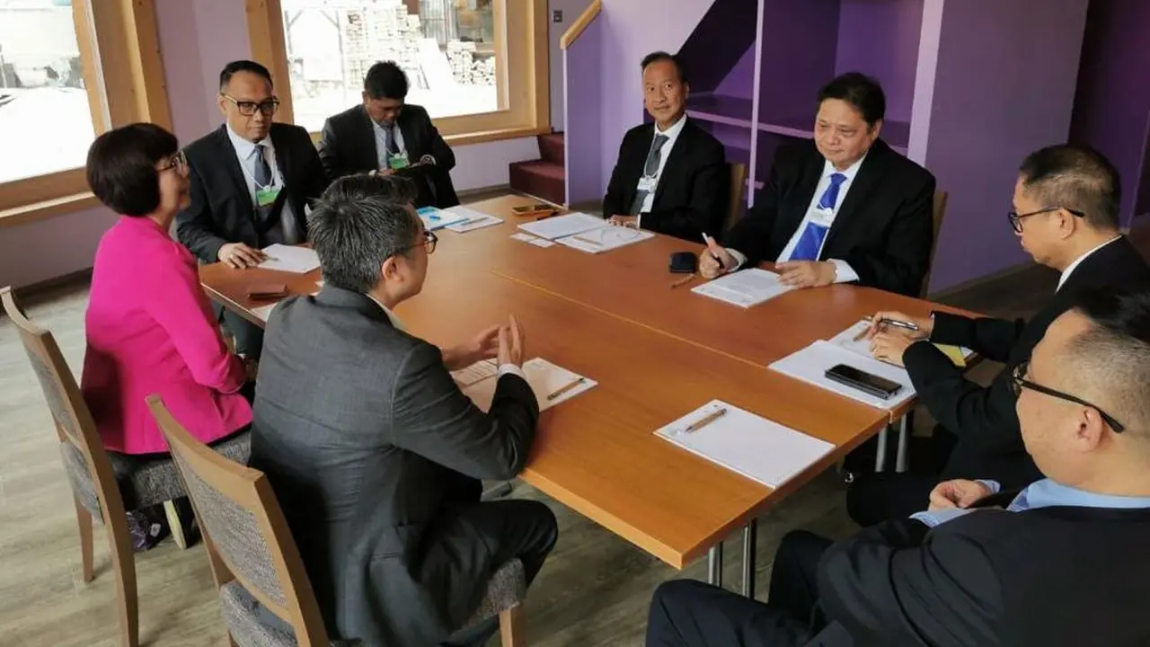 Menteri Koordinator Bidang Perekonomian Airlangga Hartarto menghadiri pertemuan bilateral dengan Chairman of the Board of Directors AMTD Group, Dr. Calvin Choi, Senin (23/5/2022). (Sumber ekon.go.id)