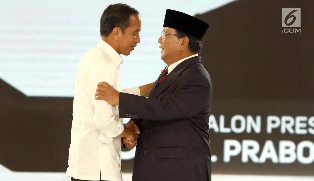 Capres no. urut 01 Joko Widodo atau Jokowi dan Capres no. urut 02 Prabowo Subianto berpelukan usai debat keempat Pilpres 2019 di Shangri-La Jakarta, Sabtu (30/3). Debat mengangkat tema tentang ideologi, pemerintahan, pertahanan dan keamanan, serta hubungan internasional.(Liputan6.com/JohanTallo)