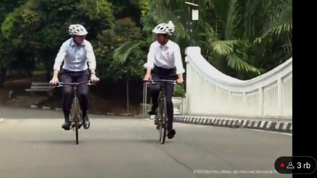 Presiden Joko Widodo (Jokowi) mengajak Perdana Menteri Australia yang baru terpilih, Anthony Albanese bersepeda sebelum berbicara empat mata.