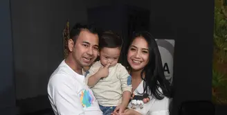 Raffi Ahmad bersama Istri dan anaknya (Nurwahyunan/Bintang.com)