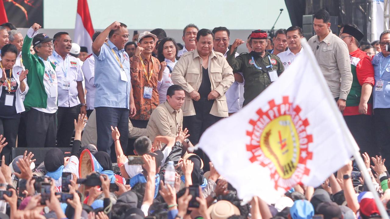 FOTO: Aksi Prabowo Lepas Baju  dan Membagikannya di Hadapan Buruh pada May Day 2026 di Monas