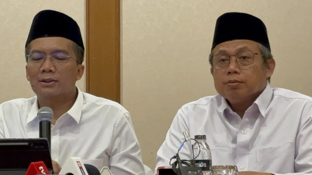 Katib Syuriyah Pengurus Besar Nahdlatul Ulama, KH Sarmidi Husna (sebelah kanan) menjelaskan konferensi pers di Jakarta.