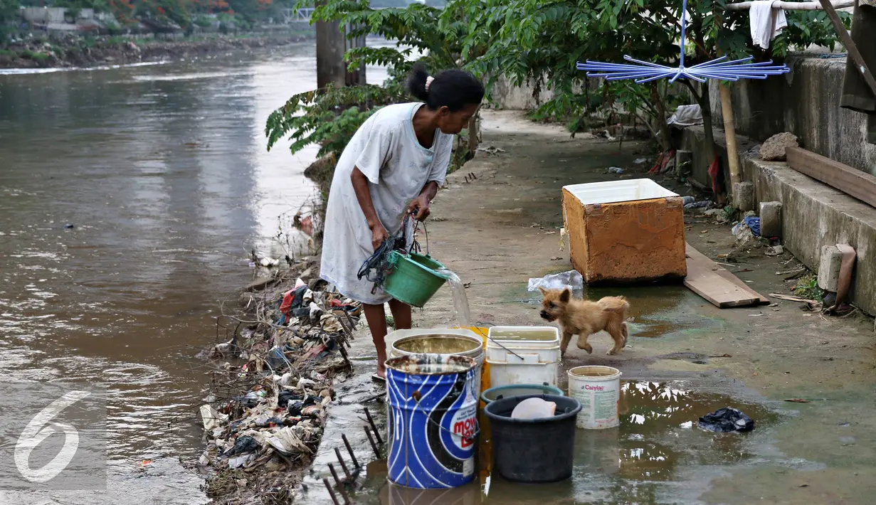 Warga memanfaatkan air sungai untuk kebutuhan sehari-hari di kawasan Latuharhari, Jakarta Pusat, Selasa (1/12). Karena hanya beberapa sungai yang bisa diproses menjadi air bersih. (Liputan6.com/Immanuel Antonius)