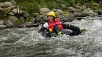 Longalo River Tubing di Desa Longalo, Kabupaten Bone Bolango, Gorontalo, adalah wisata olahraga air yang menguji adrenalin. (Arfandi Ibrahim/Liputan6.com)