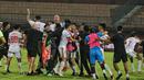 Selebrasi para pemain dan ofisial tim PSM Makassar setelah mengalahkan Madura United sekaligus memastikan gelar juara BRI Liga 1 2022/2023 di Stadion Gelora Madura Ratu Pamelingan, Pamekasan, Jawa Timur, Jumat (31/3/2023) malam WIB. (Bola.com/Wahyu Pratama)