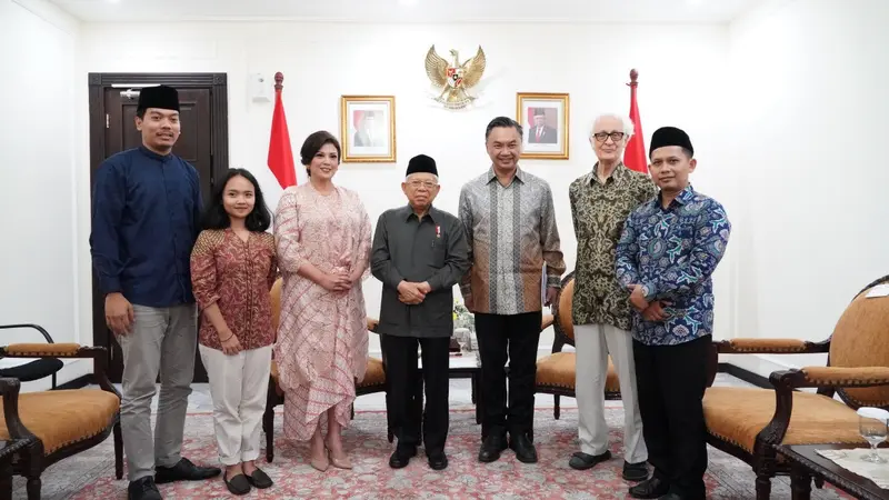 Pendiri Foreign Policy Community of Indonesia (FPCI), Dino Patti Djalal bertemu dengan Wakil Presiden Ma'ruf Amin. (Liputan6.com/Muhammad Radityo Priyasmoro)