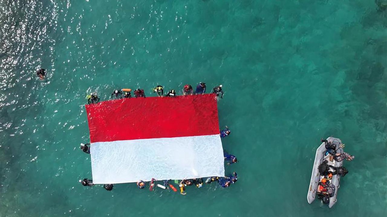 FOTO: Keren! Lanal Banten Kibarkan Merah Putih dari Dasar Laut Pulau Sangiang