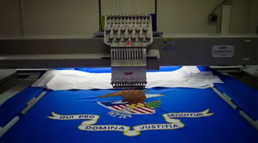 Bendera Departemen Kehakiman Amerika Serikat sedang di bordir di National Capital Flag Company, Alexandria Virginia, AS (10/1). Bendera itu akan digunakan untuk upacara pelantikan presiden baru AS, Donald Trump. (AFP/Andrew Caballero Reynolds)