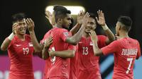 Pemain Singapura merayakan kemenangan atas Indonesia pada laga Piala AFF 2018. Singapura menang 1-0 atas Indonesia. (Bola.com/M Iqbal Ichsan)