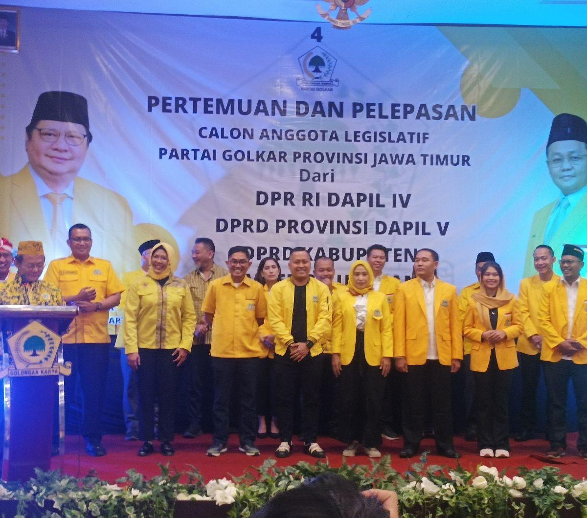 Sarmuji optimistis, perolehan suara Partai Golkar di tiga lapis tingkatan itu akan bertambah pada Pemilu 2024 mendatang. Karena itu, caleg Golkar diminta untuk saling bersinergi, baik secara vertikal maupun horizontal.