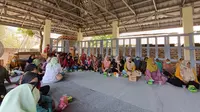 Gerbong Pecinta Sandi Uno For Ganjar memberikan bimbingan kepada masyarakat, khususnya ibu rumah tangga yang membutuhkan penghasil agar lebih terampil (Istimewa)
