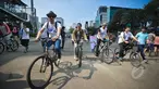 Grup band Slank ikut meramaikan car free day (CFD) di Bundaran HI, Jakarta, Minggu (22/3/2015). Grup musik ini menggelar konser mini untuk memperingati Hari Air Sedunia yang jatuh pada 22 Maret. (Liputan6.com/Faizal Fanani) 